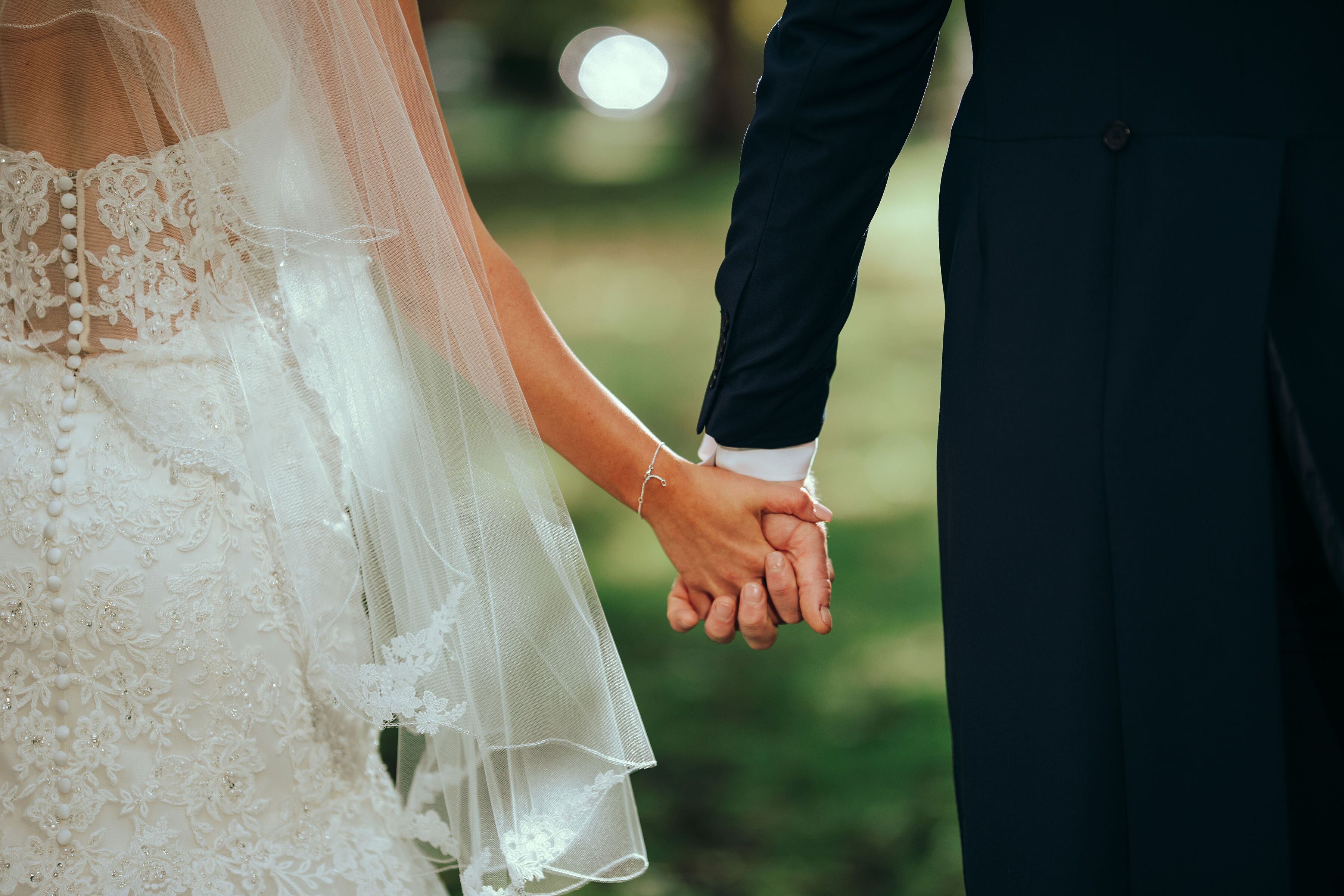 Un couple de jeunes mariés se tenant la main.
