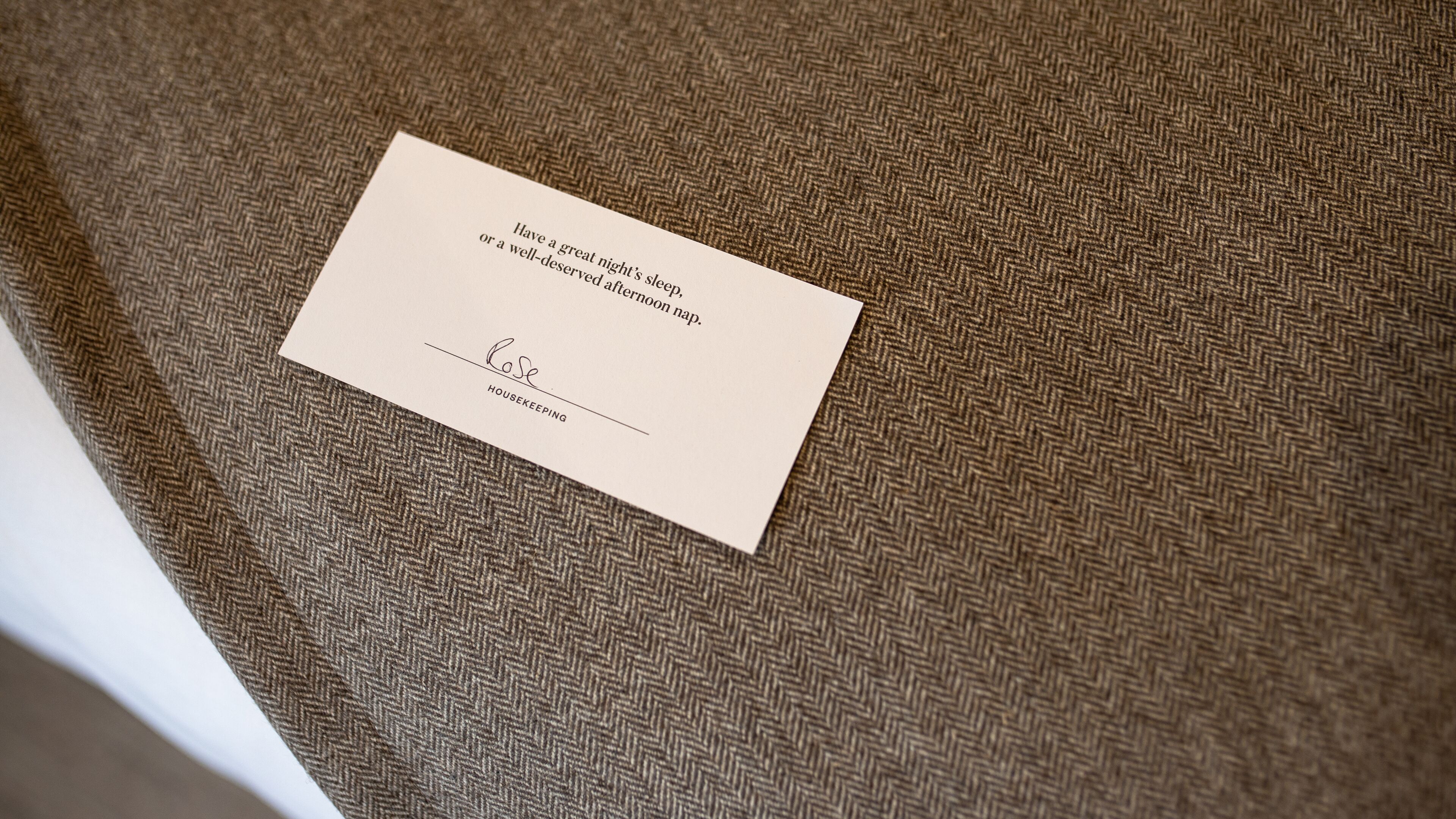 Una tarjeta de presentación sobre una superficie textil con textura.