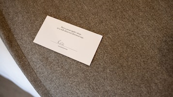 Una tarjeta de presentación sobre una superficie textil con textura.