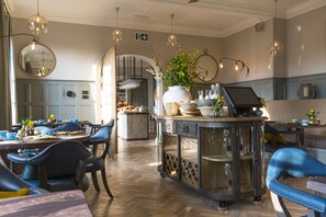 Petit déjeuner, déjeuner et dîner servis sur place