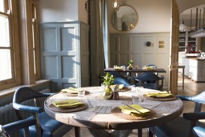Breakfast, lunch and dinner served - The Painswick (Stroud)