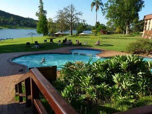 Una piscina al aire libre