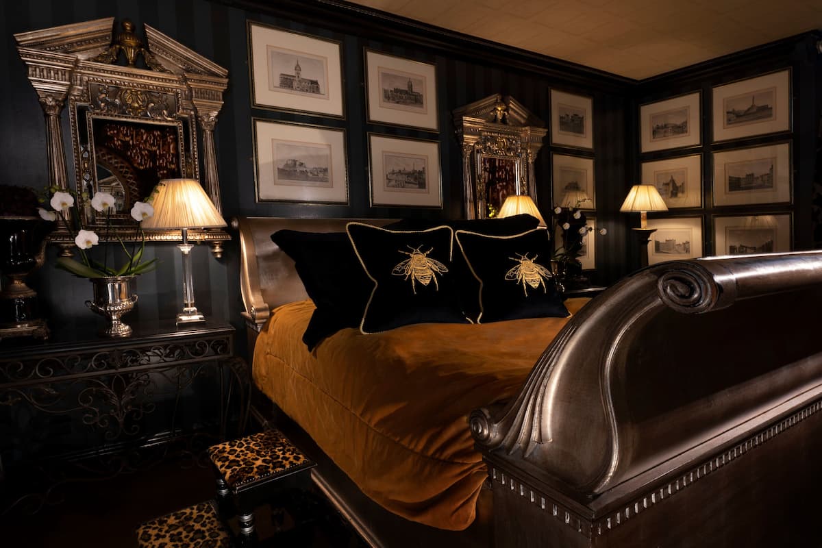 Benjamin Franklin Suite | 高档床上用品、迷你吧、客房内保险箱、熨斗/熨衣板