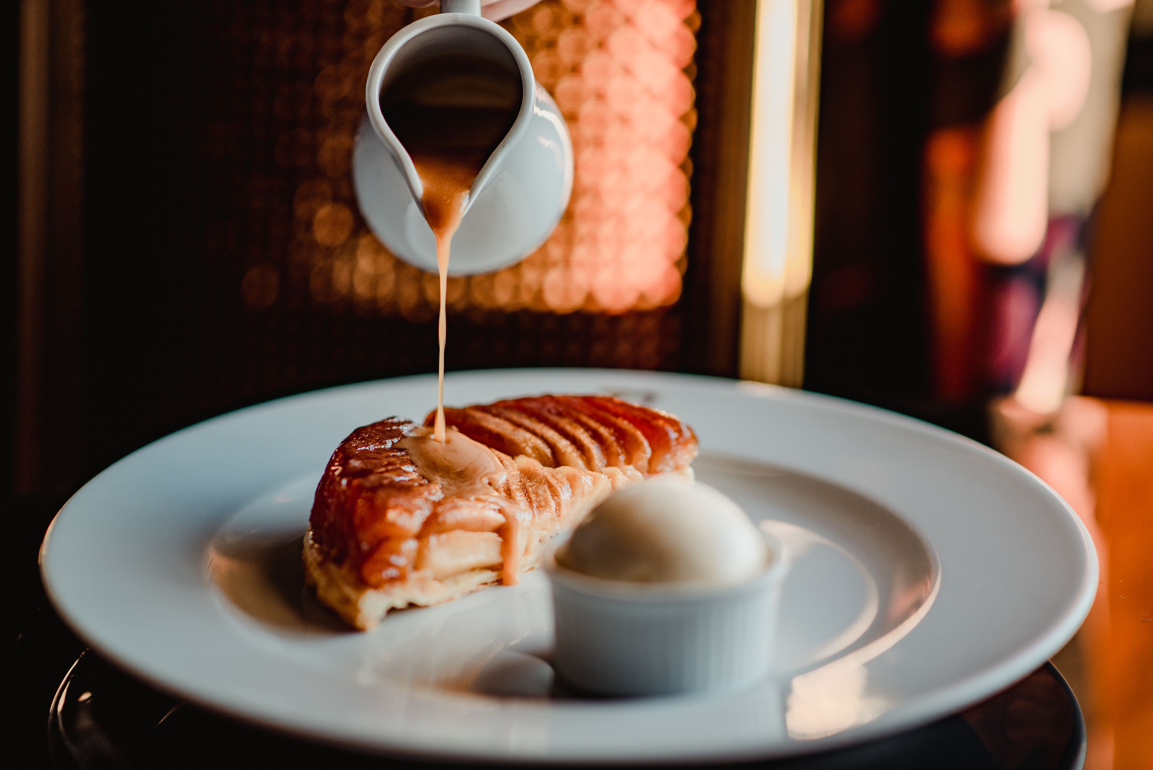 Sobremesa com pastelaria e gelado num prato.