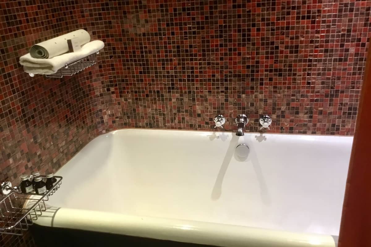 allan ramsay suite | deep-soaking bathtub