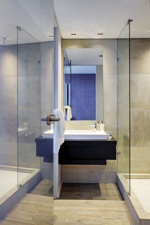 Rainfall showerhead, free toiletries, hair dryer, towels - The Ritz Cape Town (Cape Town)