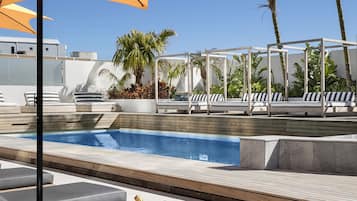 Outdoor pool, pool cabanas (surcharge), pool umbrellas