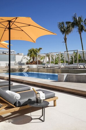 Outdoor pool, cabanas (surcharge), pool umbrellas