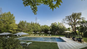 AuĂenpool, geöffnet von 09:00 Uhr bis 20:00 Uhr, Sonnenschirme