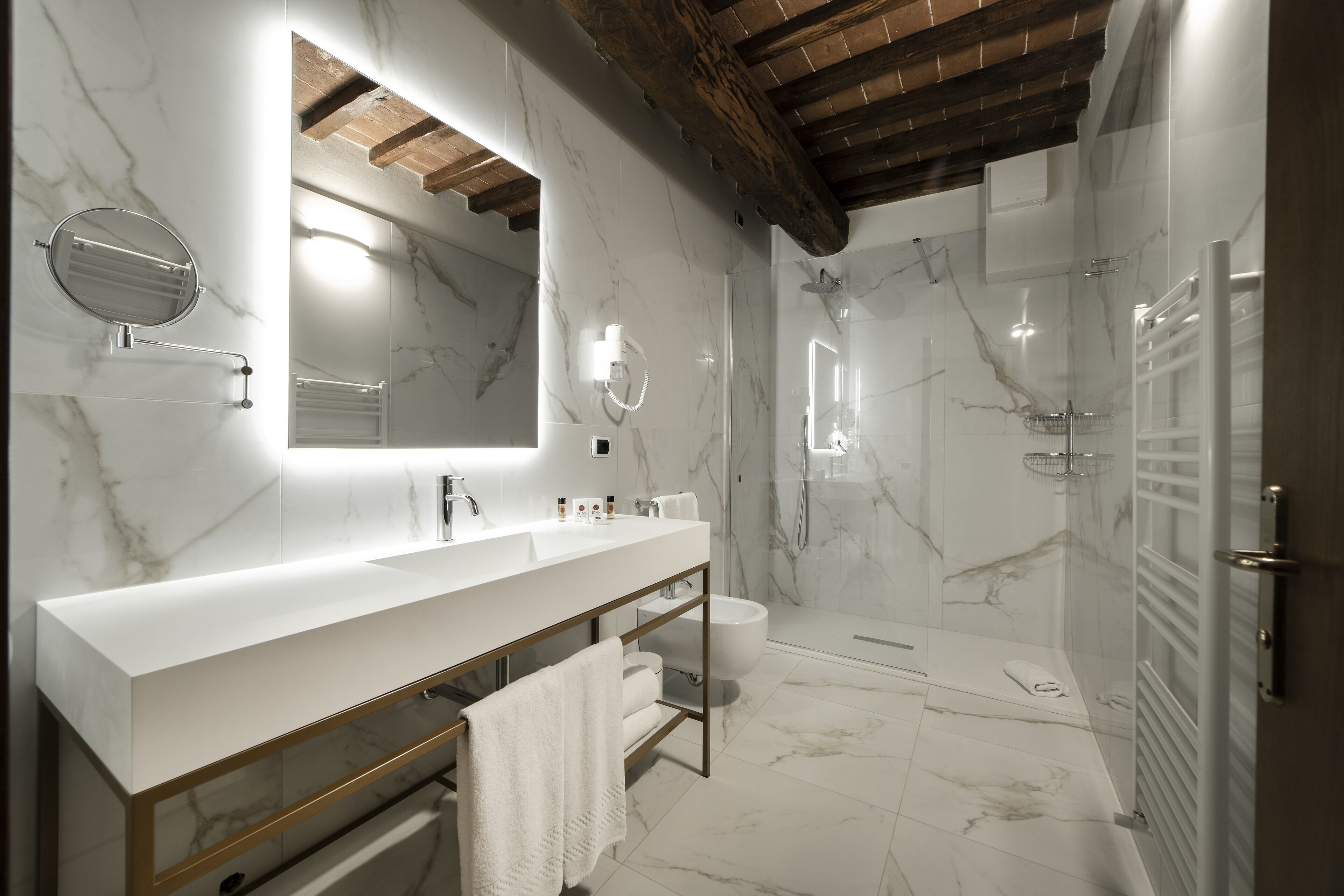 triple room | bathroom | free toiletries, hair dryer, bidet, towels