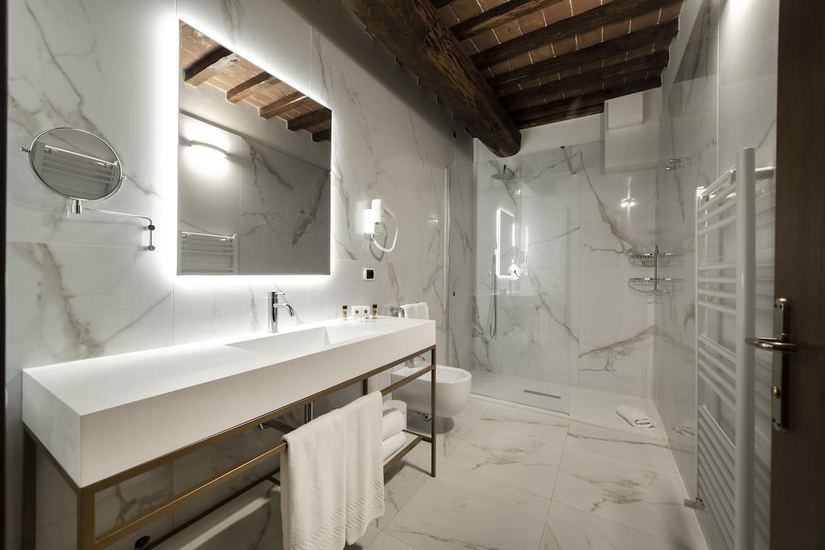 triple room | bathroom | free toiletries, hair dryer, bidet, towels