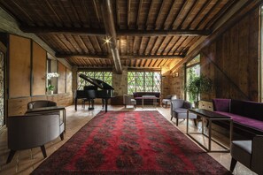 Coin salon dans le hall