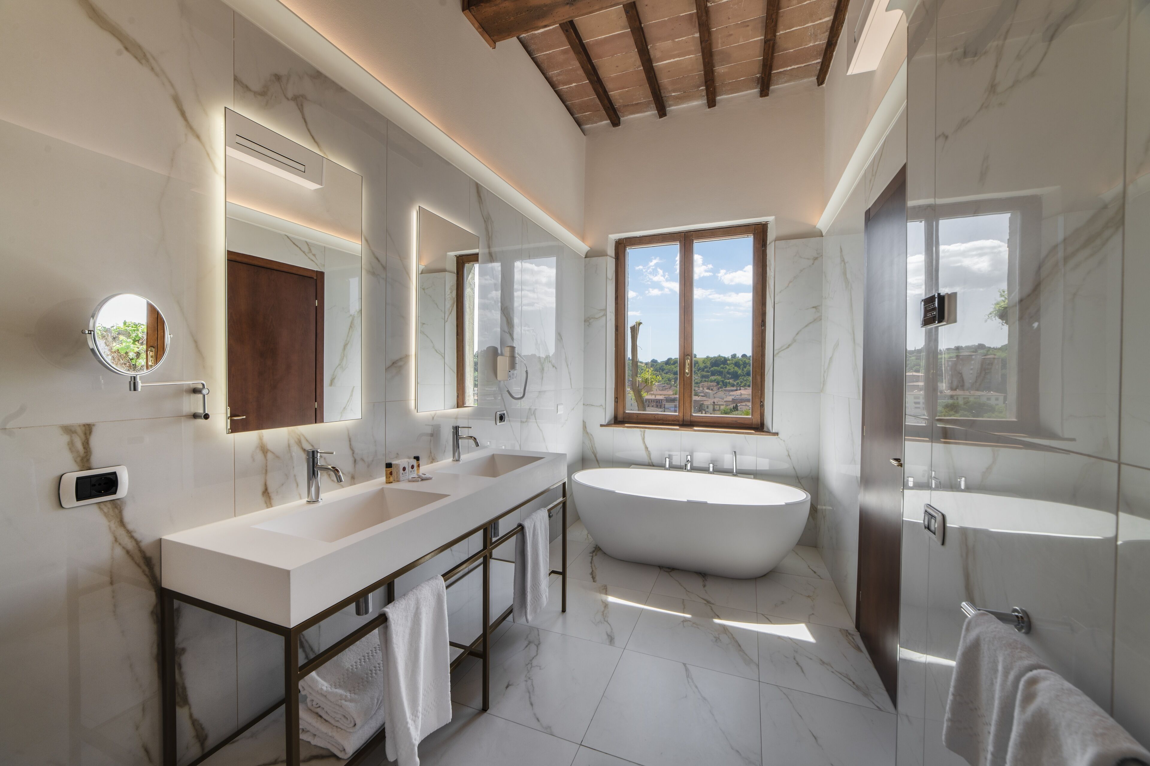 junior suite, city view | bathroom | free toiletries, hair dryer, bidet, towels