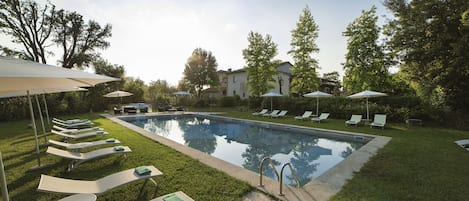 室外游泳池,09:00 至 20:00 开放,池畔遮阳伞,日光浴躺椅