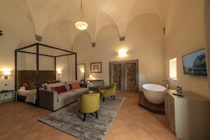 deluxe junior suite | Tallelokero huoneessa, yksilöllisesti sisustettu