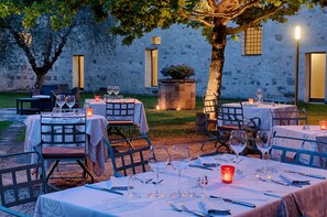 Dîner servi sur place, spécialités Cuisine italienne, vue sur le jardin