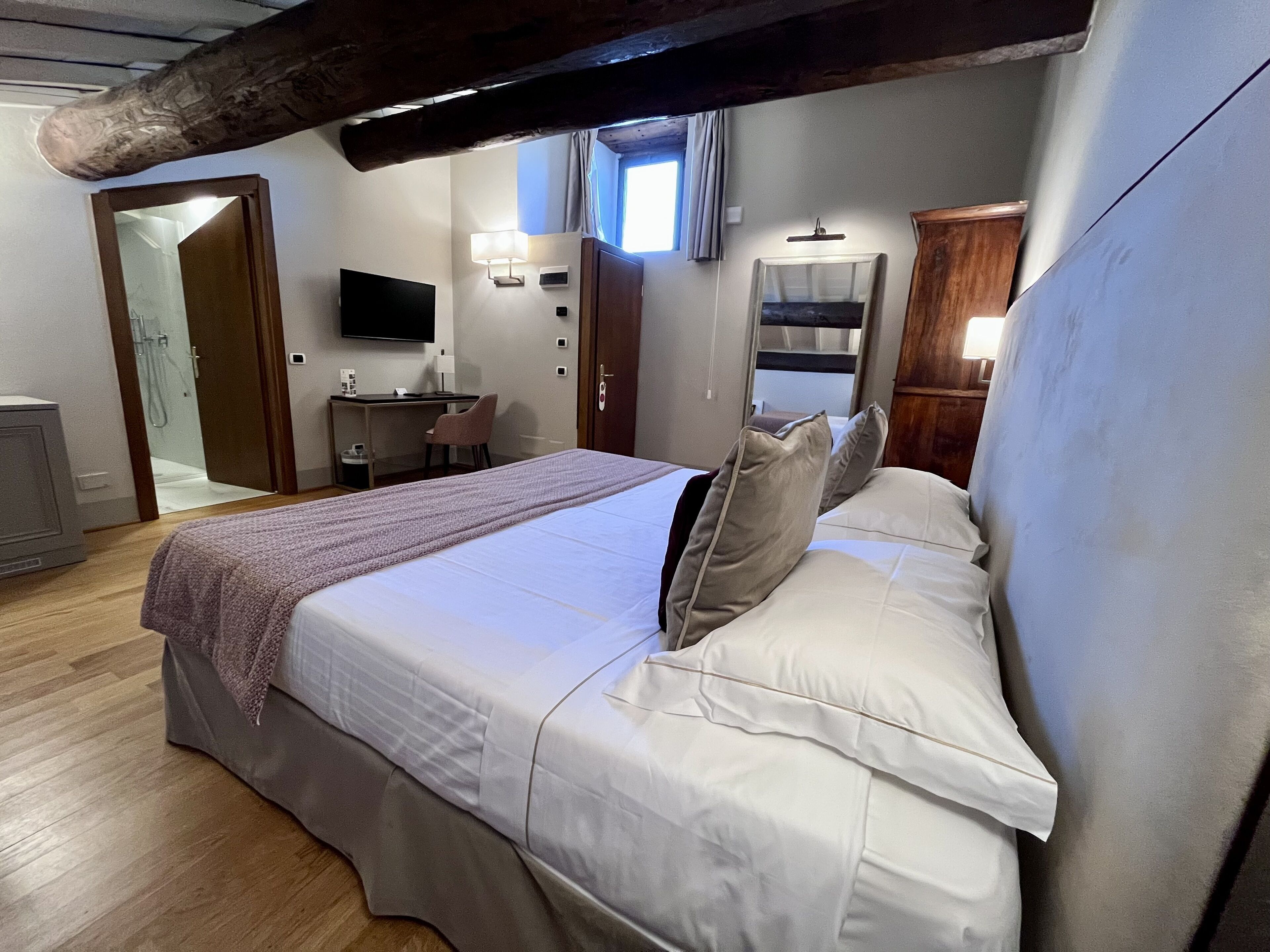 economy double room | 1 bedroom, in-room safe, individually decorated, individually furnished