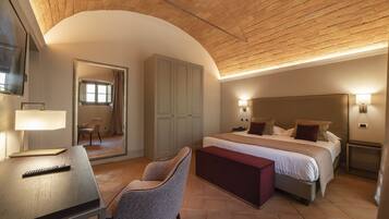 Une chambre à coucher avec un grand lit, un bureau, une chaise et une armoire.