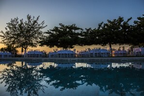 حمّام سباحة خارجي، مقاعد للتشمس