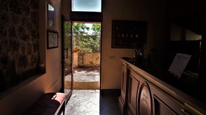 Quầy tiếp tân