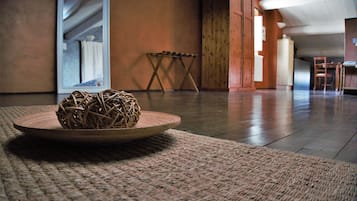 Minibar, Zimmersafe, individuell dekoriert, individuell eingerichtet