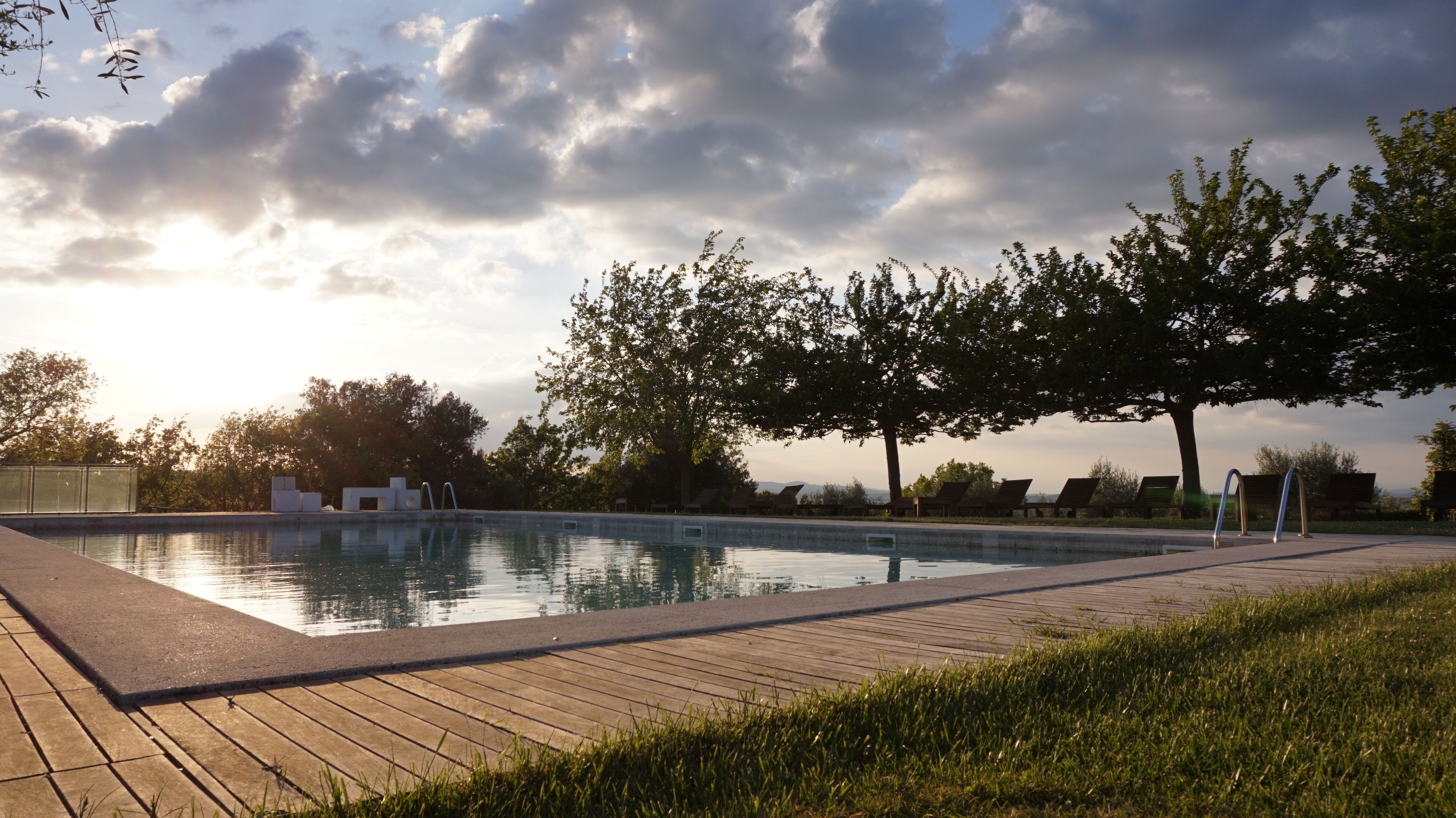 Piscina all'aperto, lettini