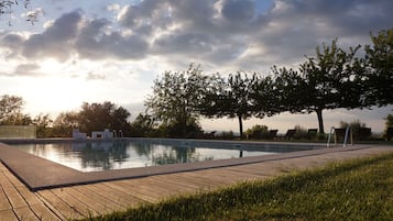 Piscina all'aperto, lettini