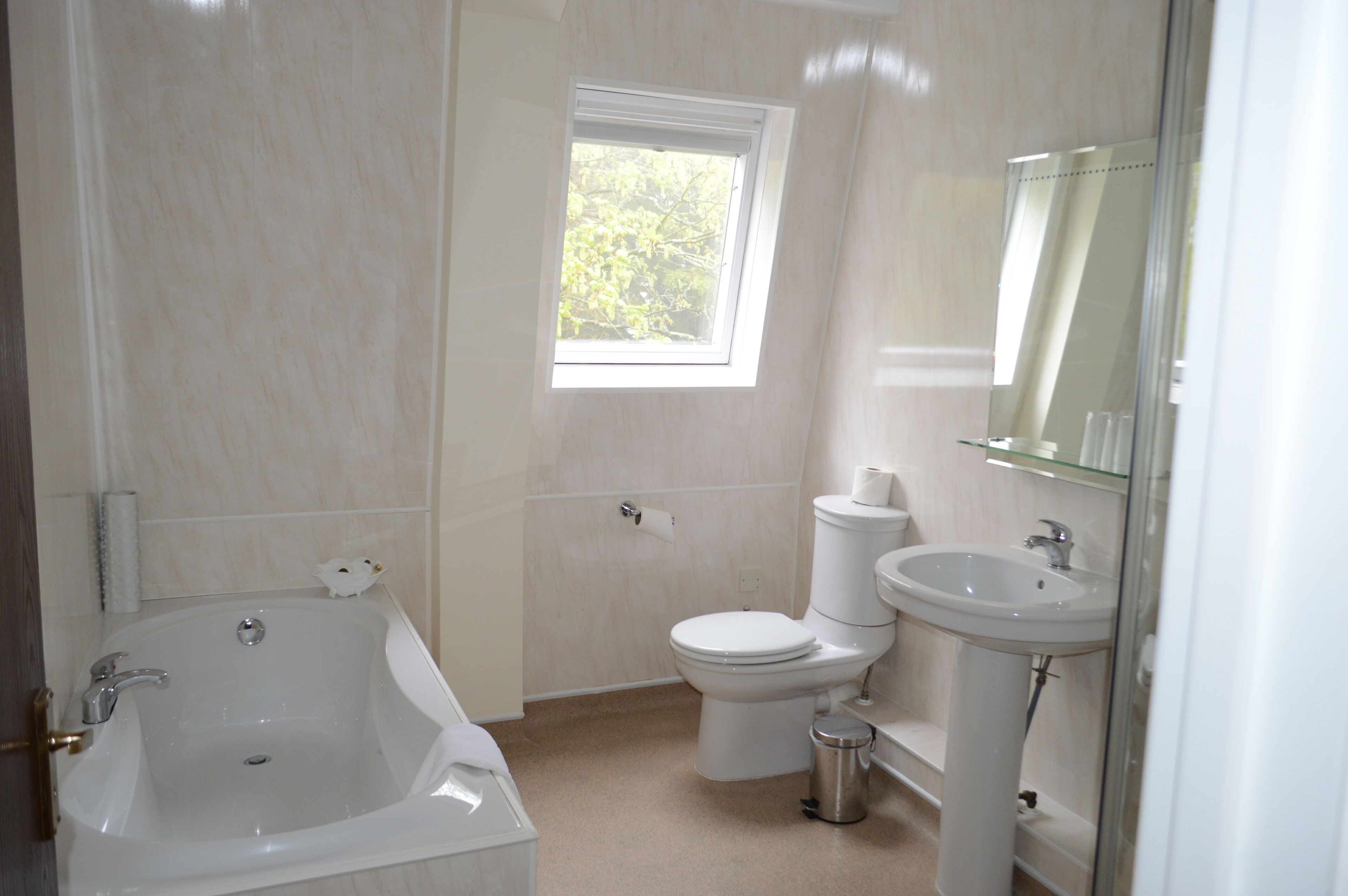 superior double room | bathroom | combined shower/bathtub, free toiletries, hair dryer, towels