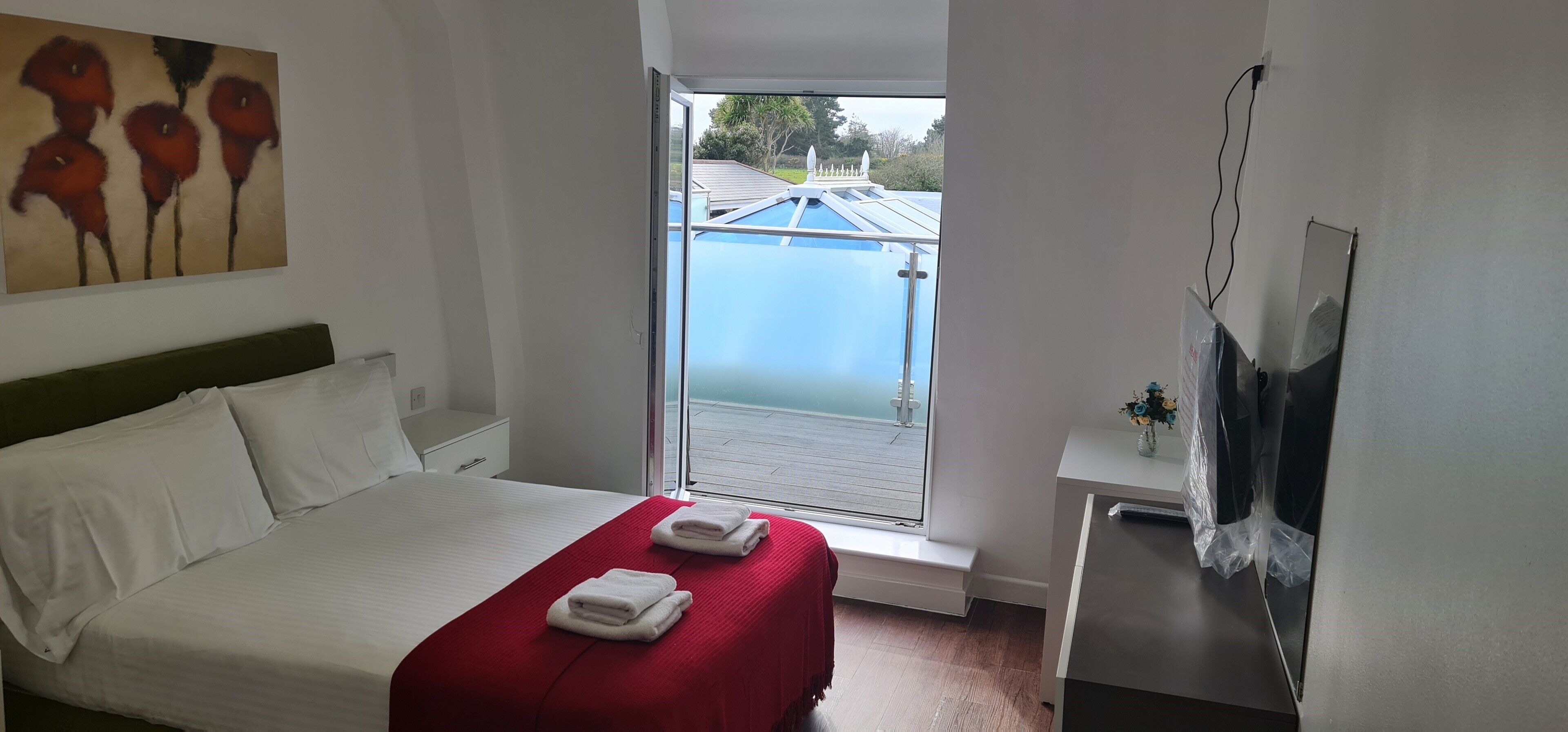 superior double room | desk, iron/ironing board, bed sheets