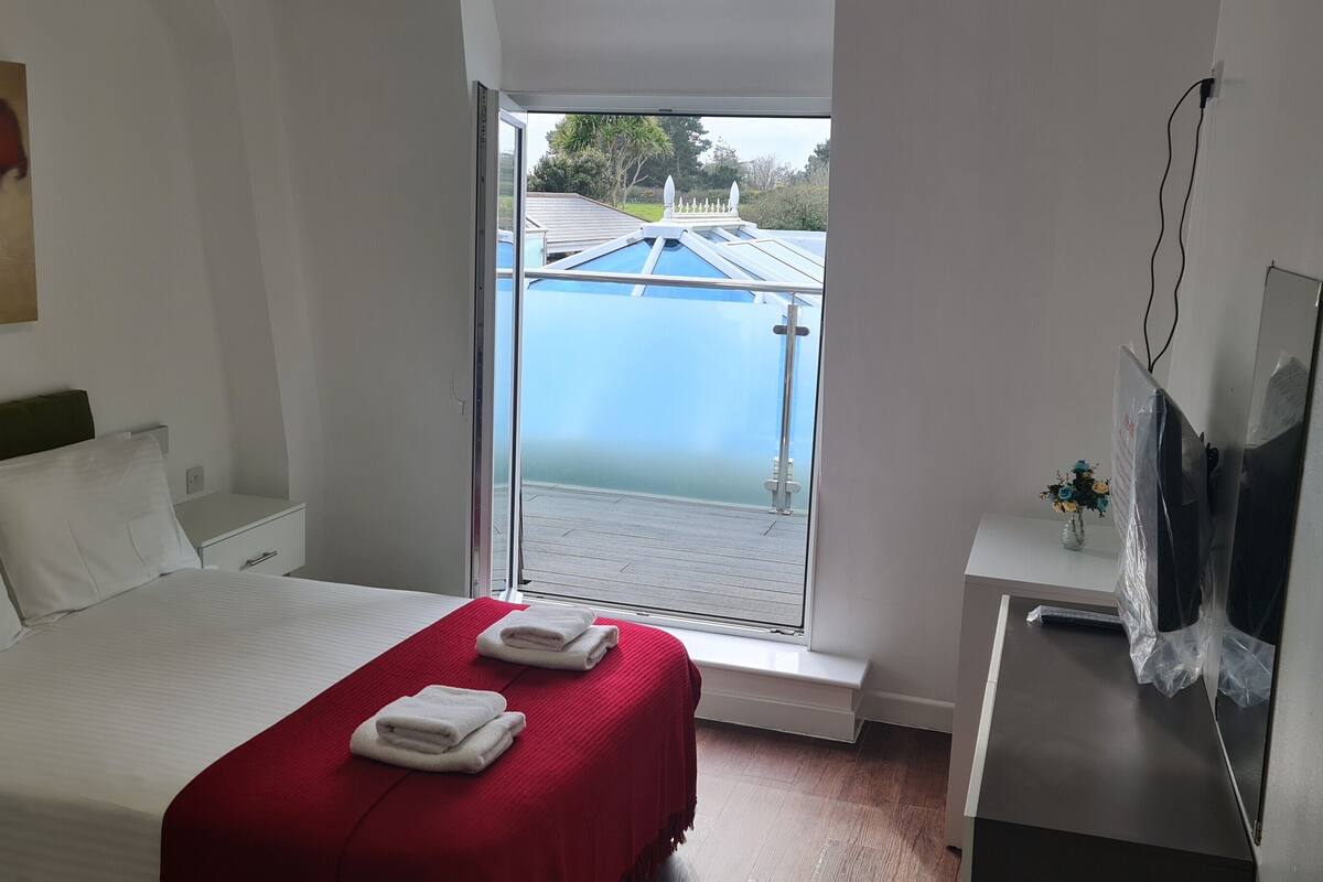 superior double room | desk, iron/ironing board, bed sheets