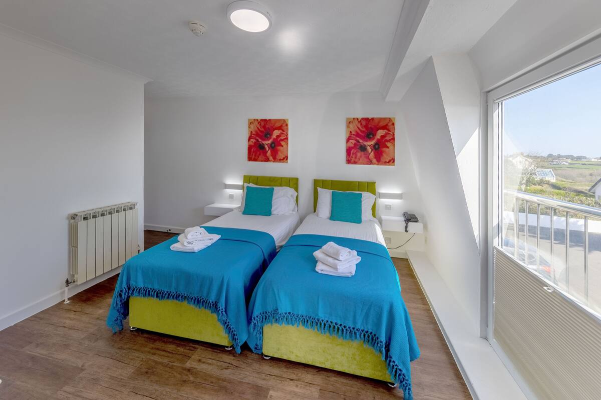 superior twin room | desk, iron/ironing board, bed sheets