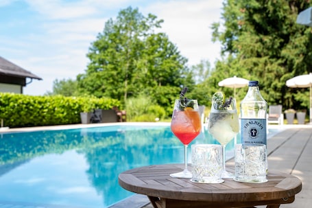 Seasonal outdoor pool. Romantik Hotel die Gersberg Alm mit Panorama über Salzburg und Outdoorpool ab Mai