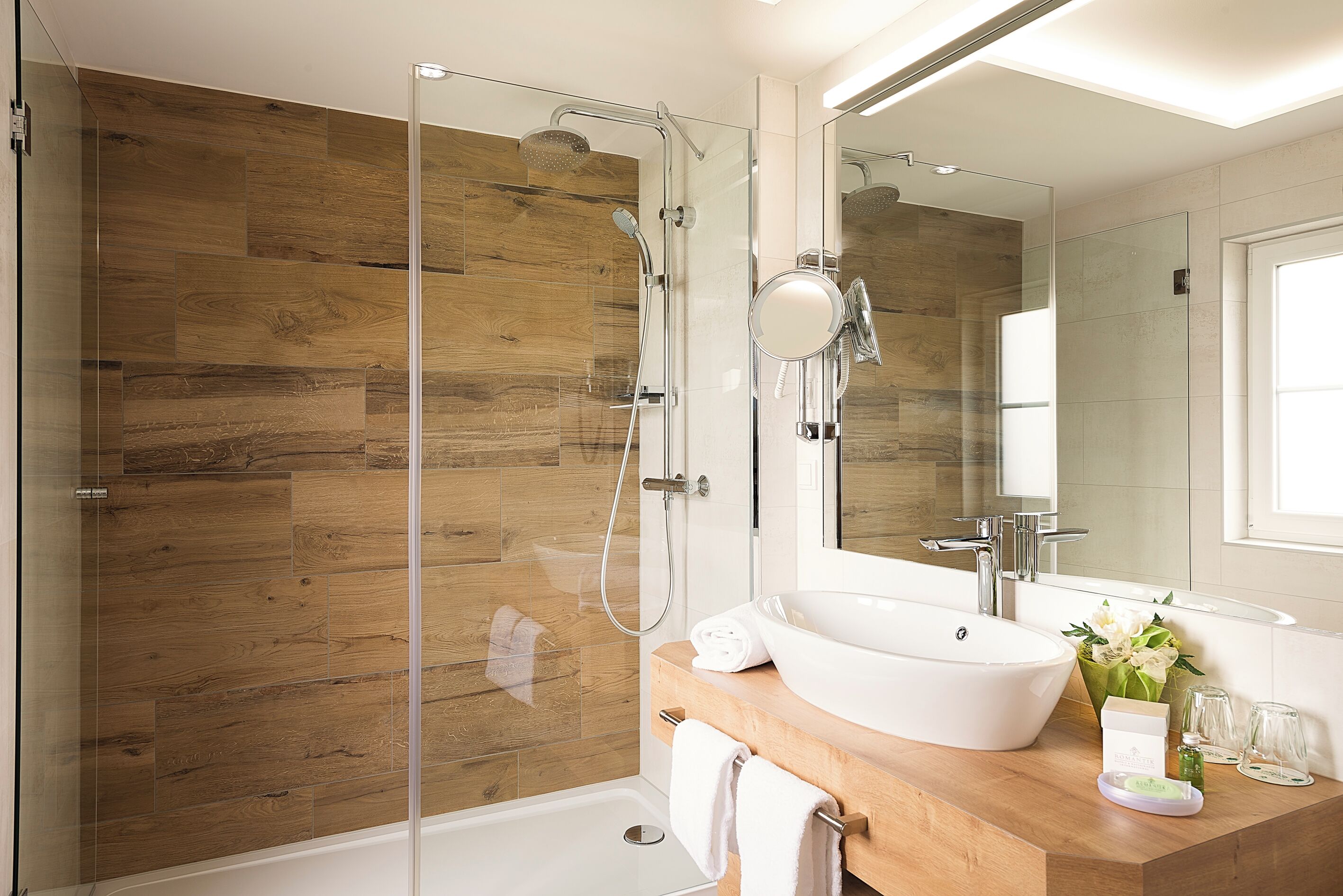 deluxe double room, non smoking, balcony | bathroom | hair dryer, towels