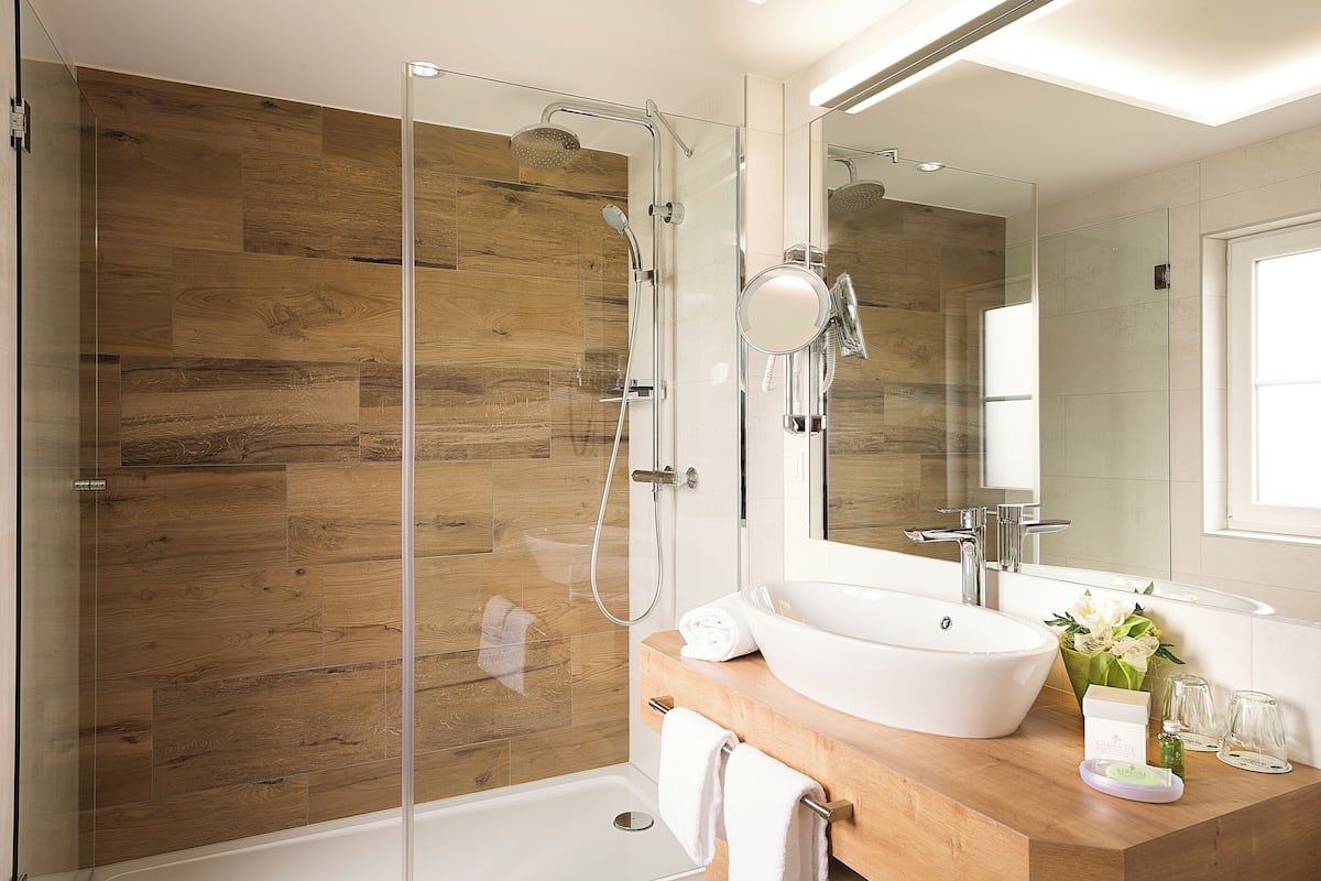 deluxe double room, non smoking, balcony | bathroom | hair dryer, towels