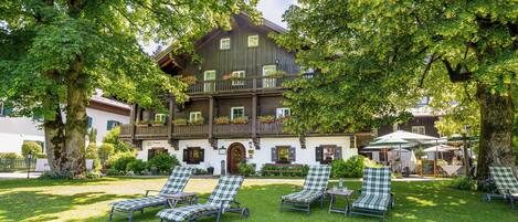 Vista frontal de la propiedad