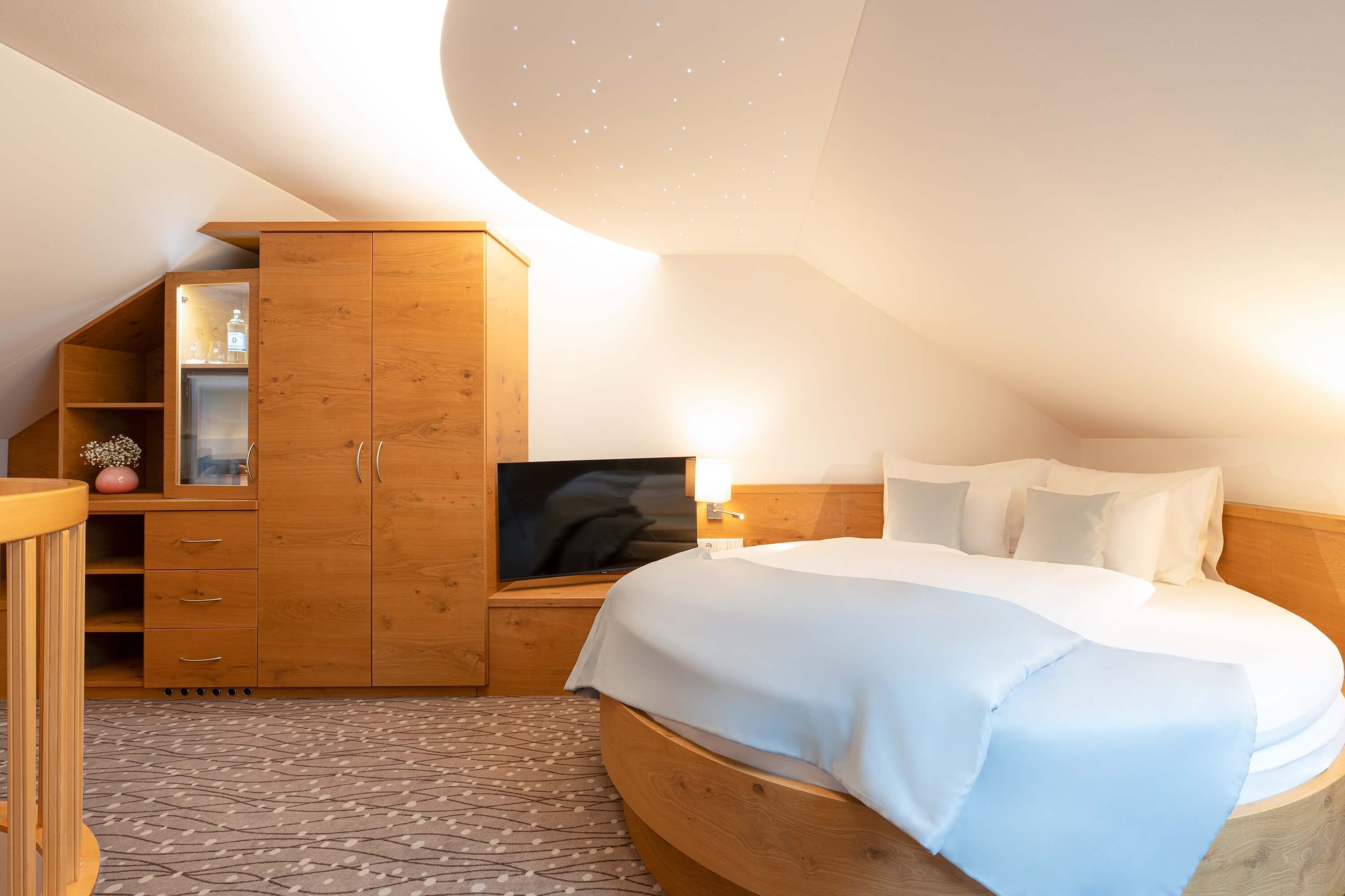 Comfort Suite, 1 Bedroom, Non Smoking, Balcony | Hypo-allergenic bedding, pillowtop beds, minibar, in-room safe