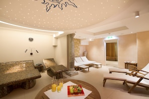 Sauna, steam room - Romantik Hotel die Gersberg Alm mit Panorama über Salzburg und Outdoorpool ab Mai (Salzburg)