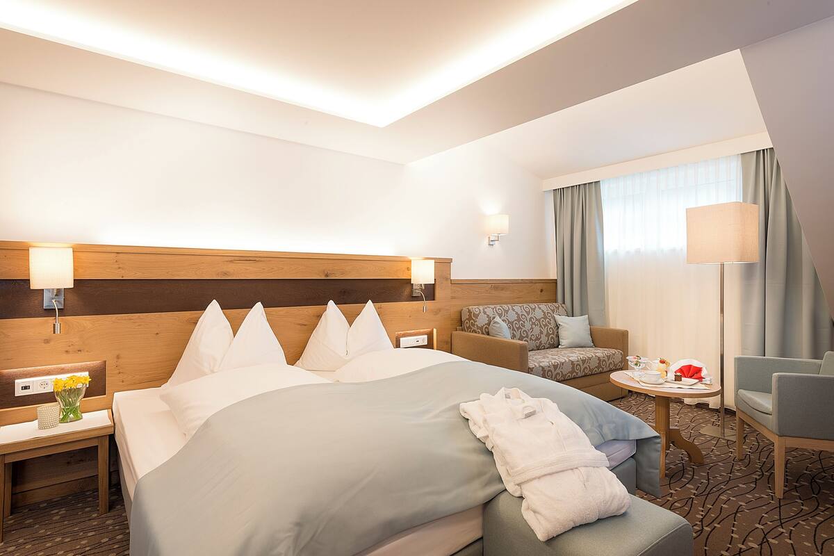 deluxe double room, non smoking, balcony | 1 bedroom, hypo-allergenic bedding, pillow-top beds, minibar