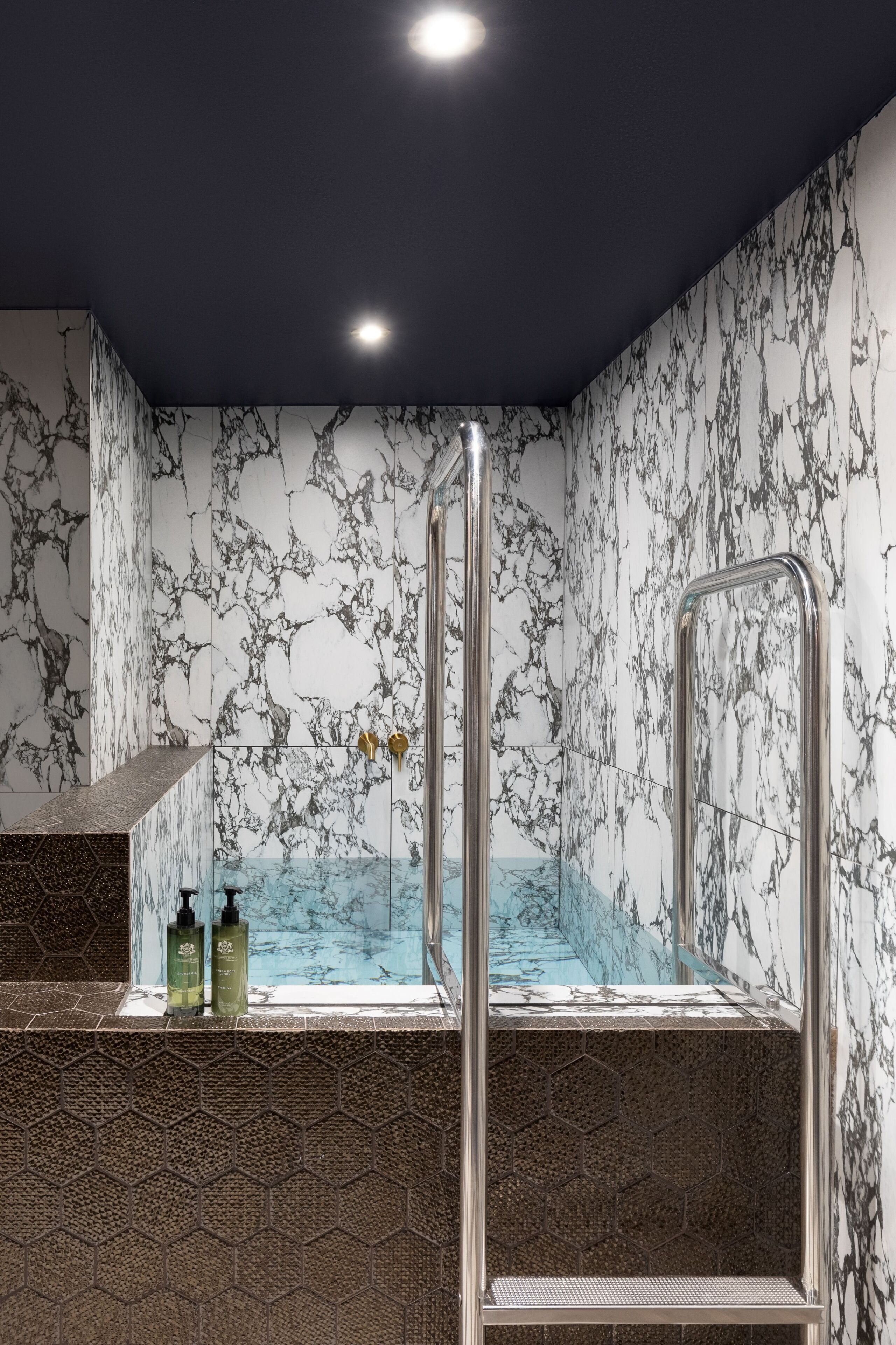 Sauna, steam room, body treatments, 3 treatment rooms, massages