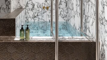 Sauna, steam room, body treatments, 3 treatment rooms, massages