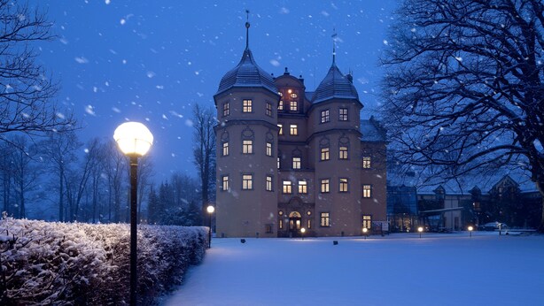 A large, multi-story building with a symmetrical facade, multiple windows, and a central entrance. - Schlosshotel Althörnitz (Bertsdorf-Hoernitz)