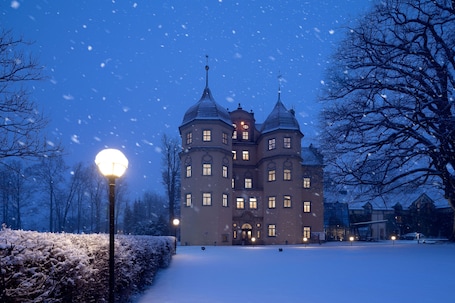 A large, multi-story building with a symmetrical facade, multiple windows, and a central entrance.. Schlosshotel Althörnitz