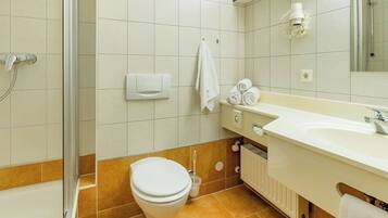 Dusche, Designer-Toilettenartikel, Haartrockner, HandtĂŒcher