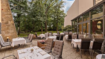 Abendessen, Blick auf den Garten 