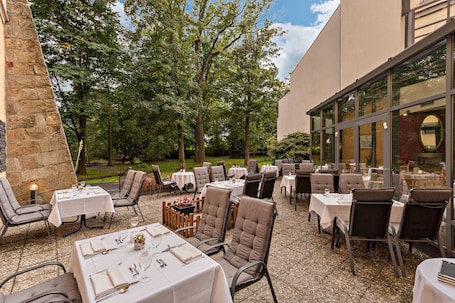Se sirven cenas y cocina regional; con vista al jardín