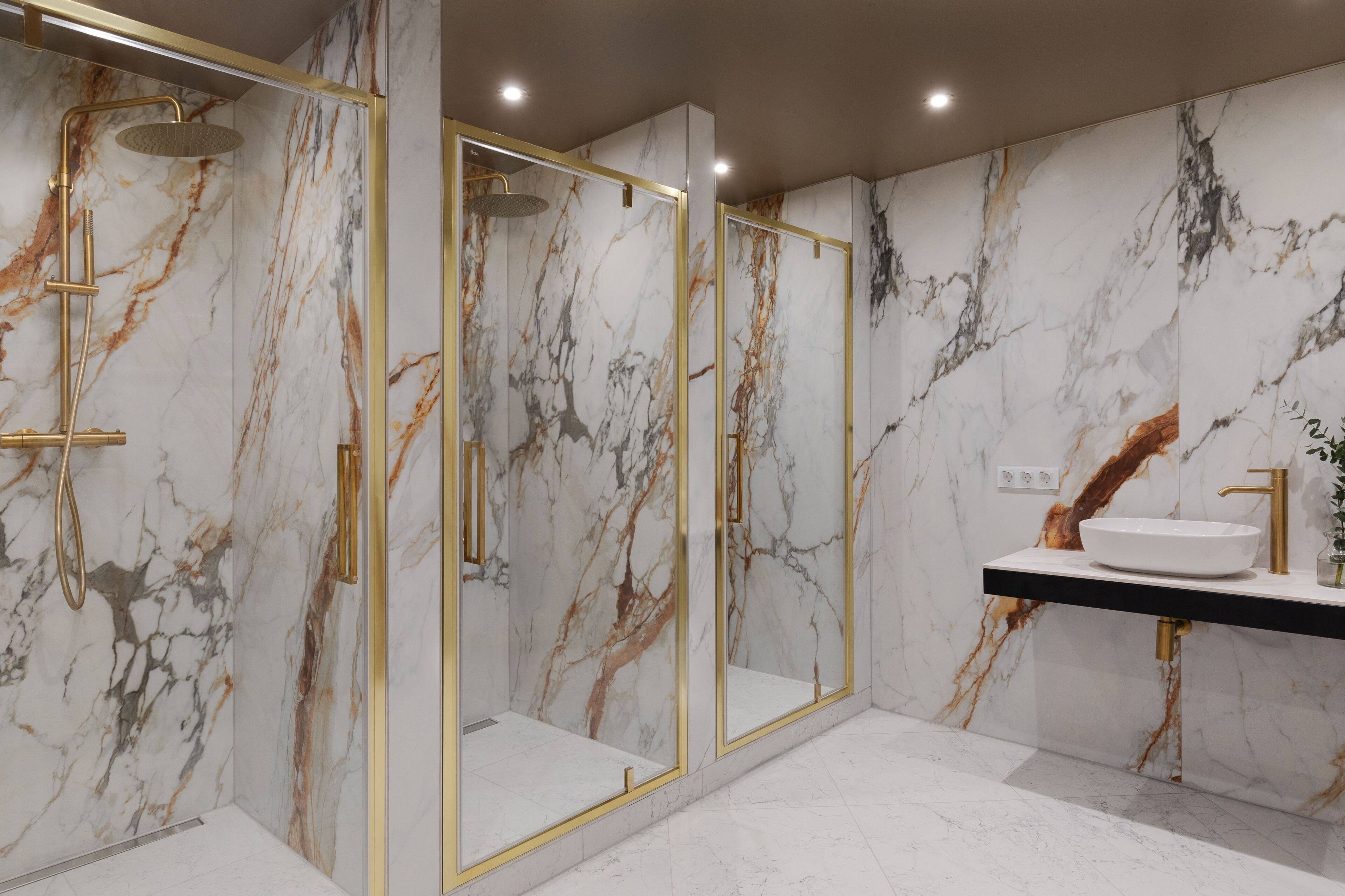 Sauna, steam room, body treatments, 3 treatment rooms, massages