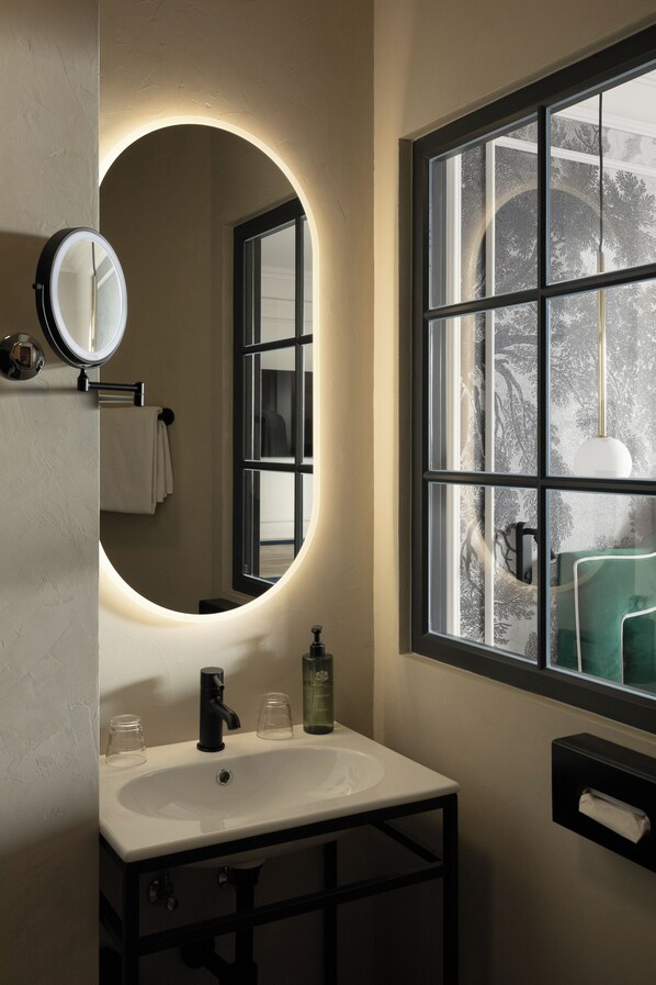 Superior Double Room, Balcony | Bathroom | Shower, designer toiletries, hair dryer, towels - Schlosshotel Althörnitz (Bertsdorf-Hoernitz)