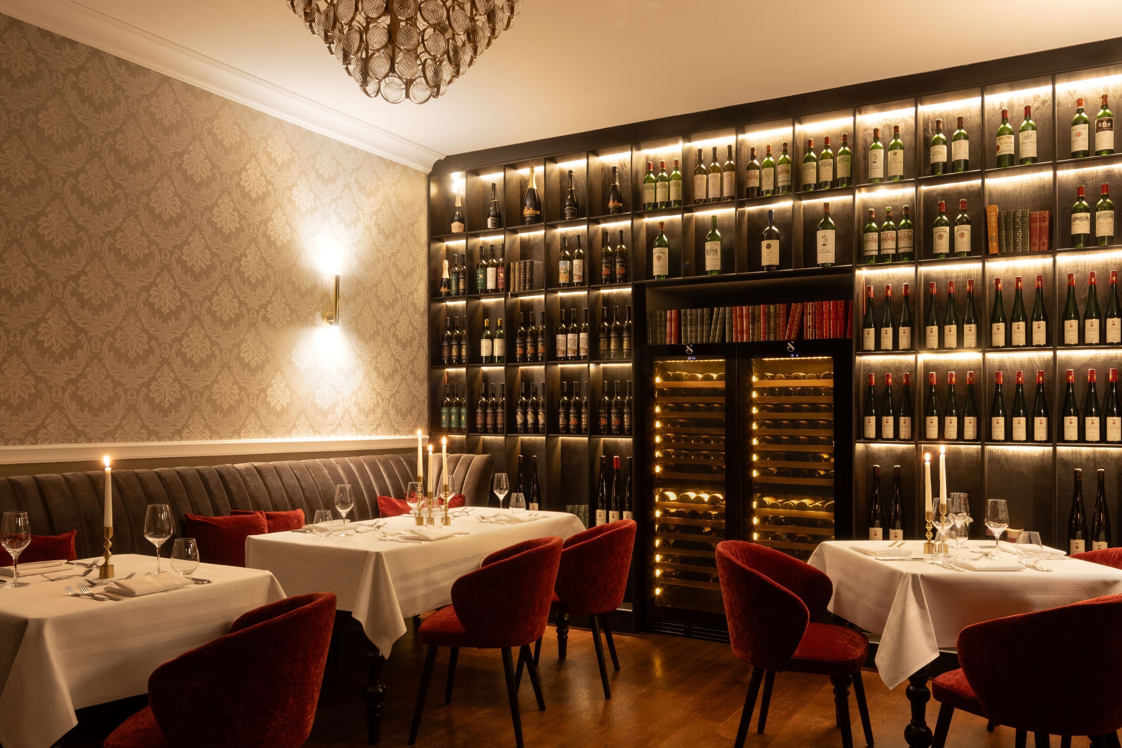 2 restaurantes, é servido jantar