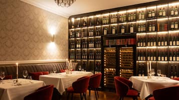 2 restaurantes, é servido jantar
