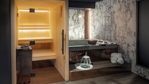 Indoor spa tub - Schlosshotel Althörnitz (Bertsdorf-Hoernitz)